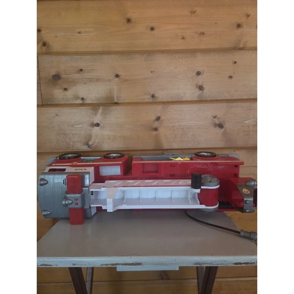 Paw Patrol Ultimate Rescue Fire Truck Toy with 2 With An‎ Extendable Ladder.